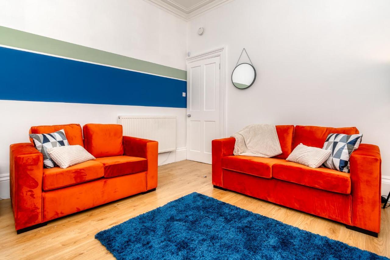 Cosy Retreat - Charming 2-Bed Apartment Грийнок Екстериор снимка