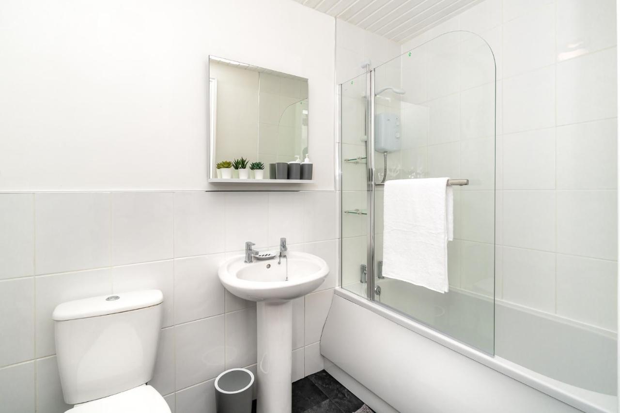 Cosy Retreat - Charming 2-Bed Apartment Грийнок Екстериор снимка